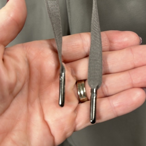 Lululemon Women’s Grey Crop Pants size 8 - Picture 7 of 8